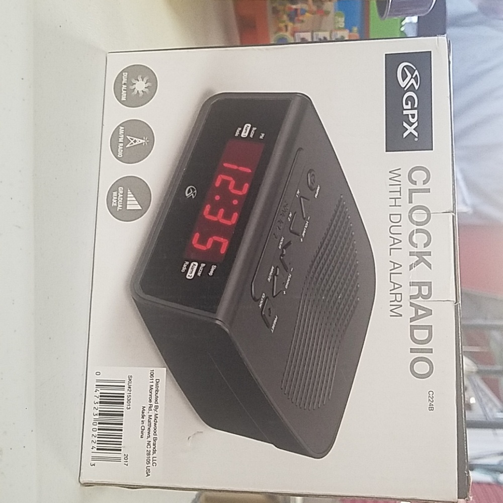 CLOCK RADIO with DUAL ALARM - Picture 2 of 3